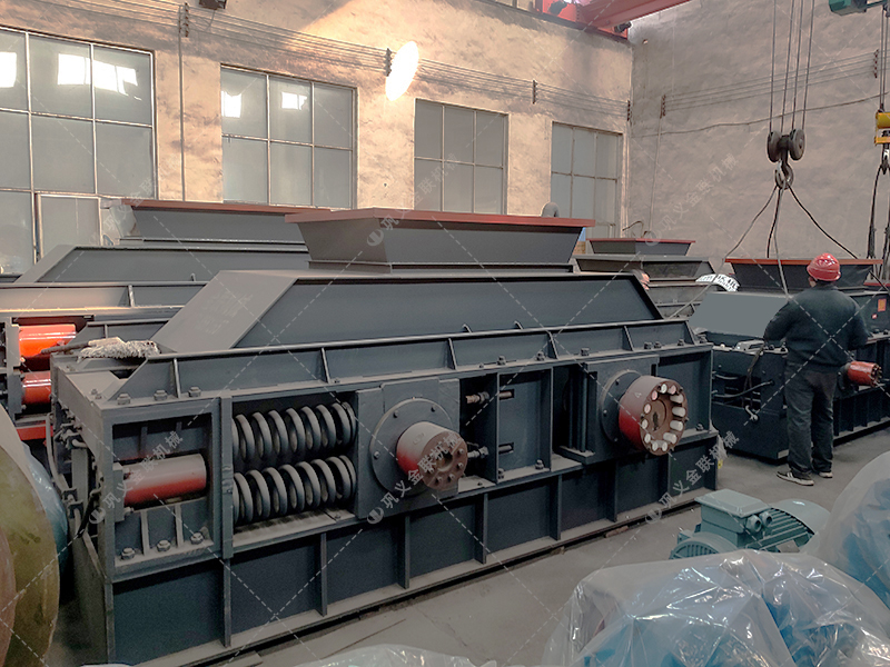 1000x700型全自動液壓對輥制砂機發(fā)貨