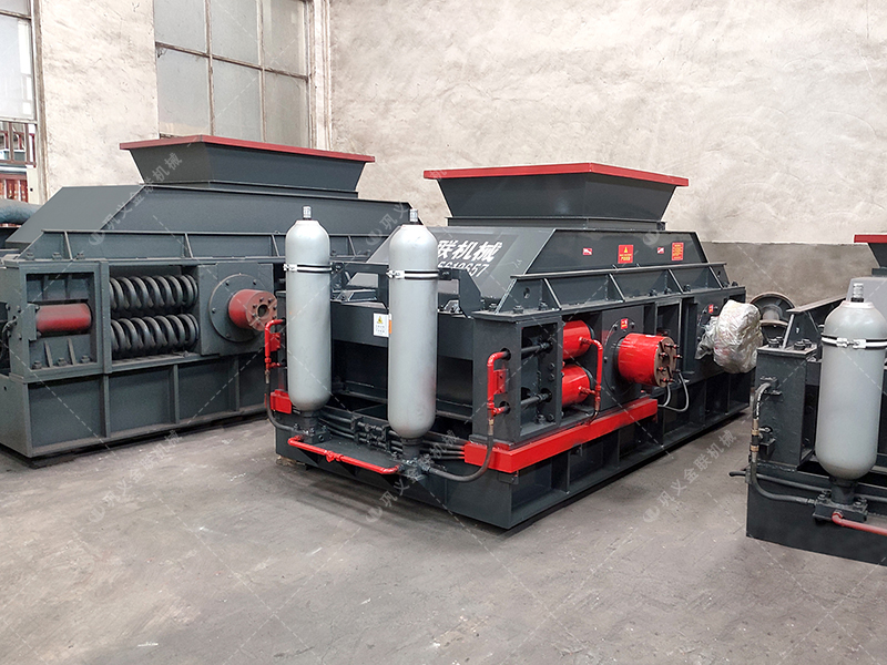 1200x800型液壓對輥制砂機發(fā)往烏魯木齊 鵝卵石制砂 1200x800型液壓對輥制砂機發(fā)往烏魯木齊 鵝卵石制砂