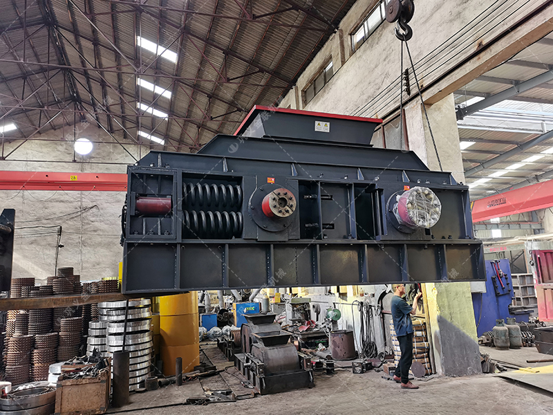 1500x1000型對輥制砂機 大型制砂機發(fā)往內蒙古