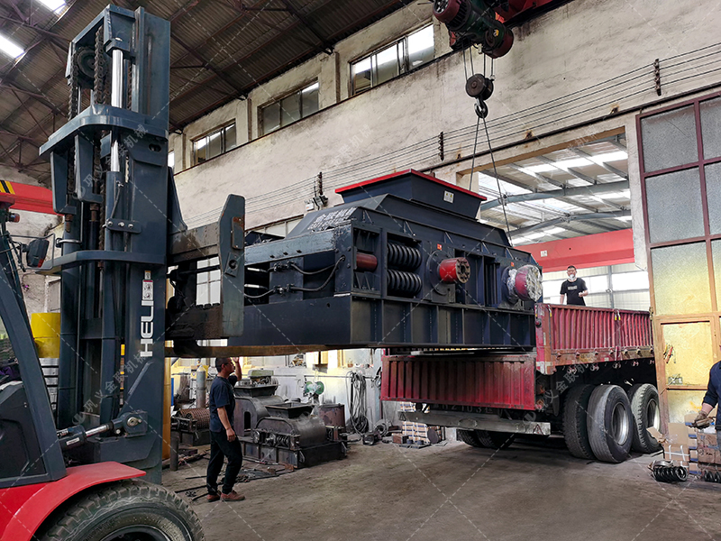 1500x1000型對輥制砂機 大型制砂機發(fā)往內蒙古