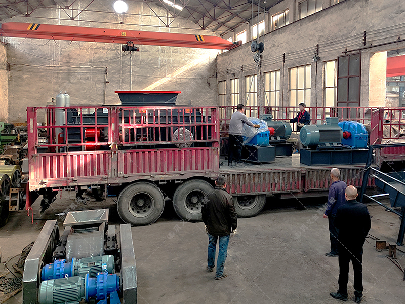 2PG1500x1000大型液壓對(duì)輥破碎機(jī)第二臺(tái)發(fā)往云南昆明 2PG1500x1000大型液壓對(duì)輥破碎機(jī)第二臺(tái)發(fā)往云南昆明