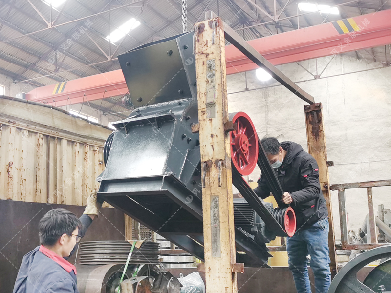 PC200x300小型錘式破碎機(jī)發(fā)貨圖片_發(fā)往河北唐山_粉碎化肥 PC200x300小型錘式破碎機(jī)發(fā)貨圖片_發(fā)往河北唐山_粉碎化肥