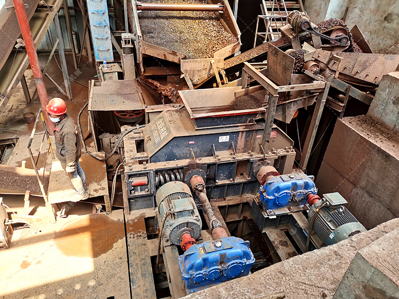 對輥制砂機(jī)從破碎到成品砂的生產(chǎn)過程是什么樣的？