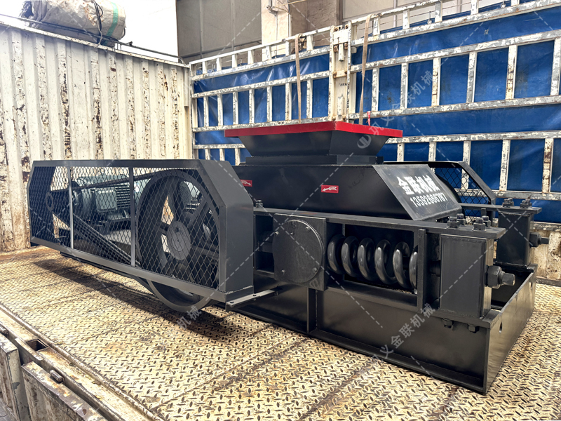 高碳硅鐵特別脆？防過(guò)粉碎雙齒輥有何特殊設(shè)計(jì)？