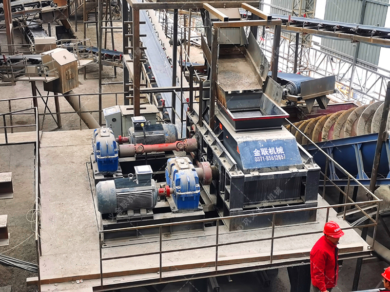 液壓對輥制砂機在公路建設(shè)中相比其他設(shè)備有何獨特優(yōu)勢？